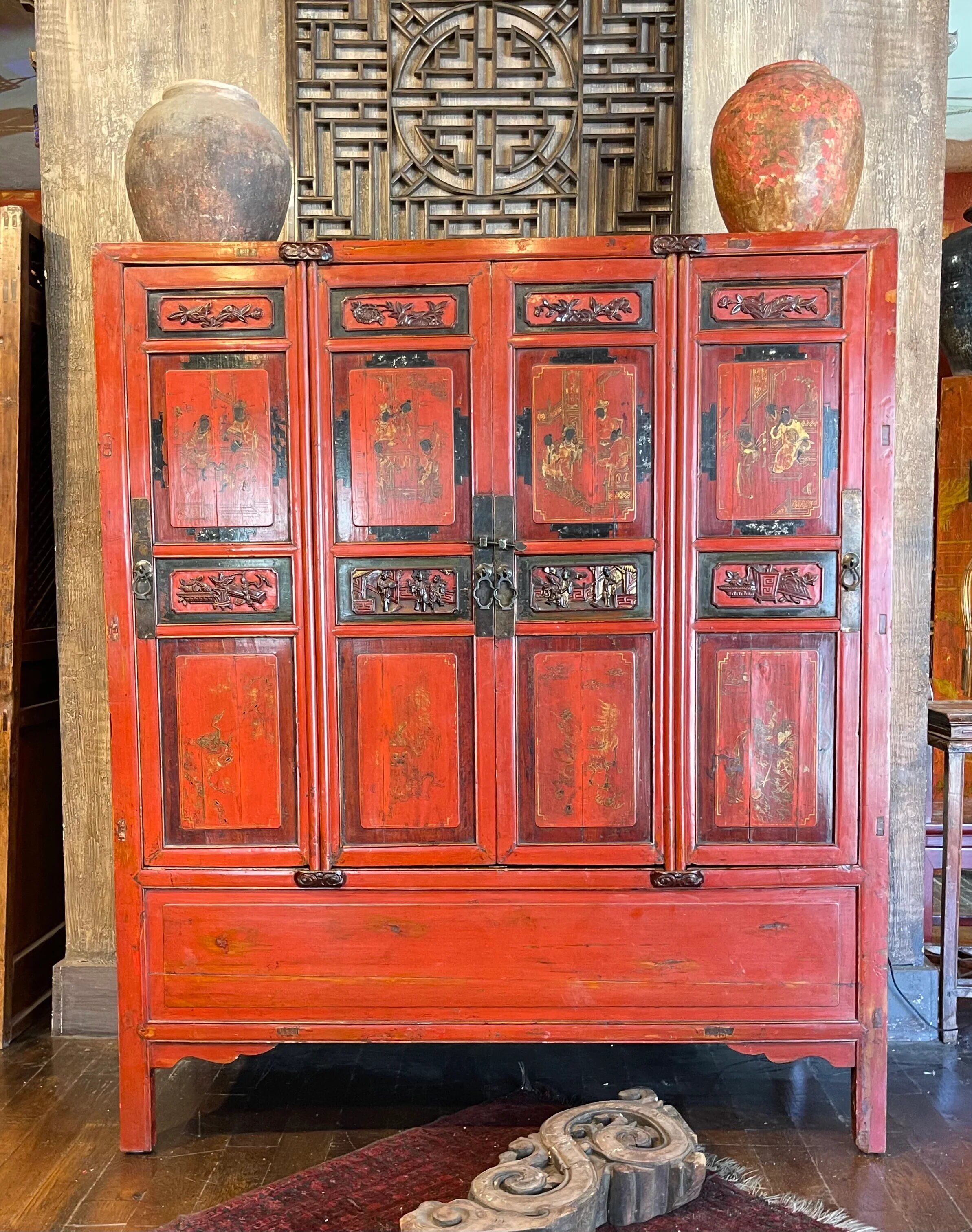 Armoire chinoise présentant des scènes de vie polychromes