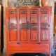 Armoire chinoise présentant des scènes de vie polychromes
