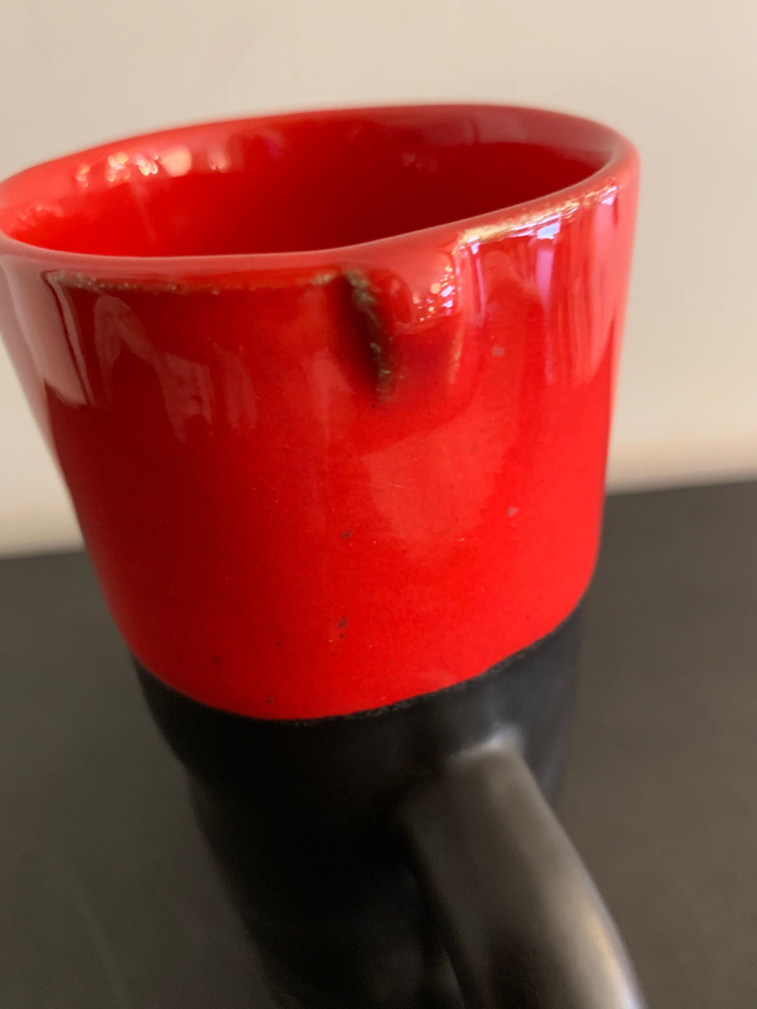 Vase en céramique botte cavalière rouge et noire Pol Chambost
