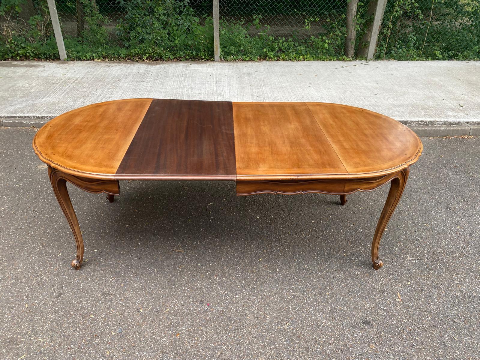 Round extendable dining table Louis XV in solid wood from the 1960s.