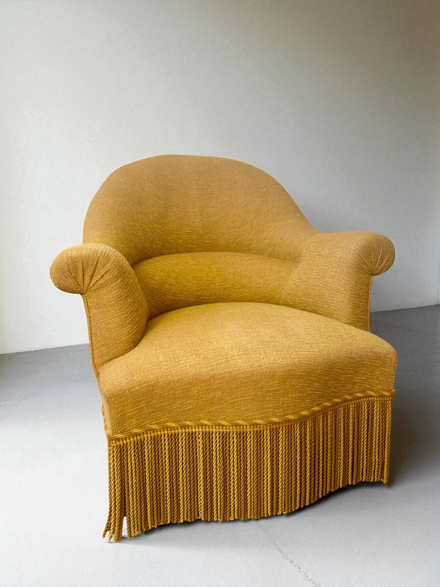 Fauteuil crapaud en tissu jaune