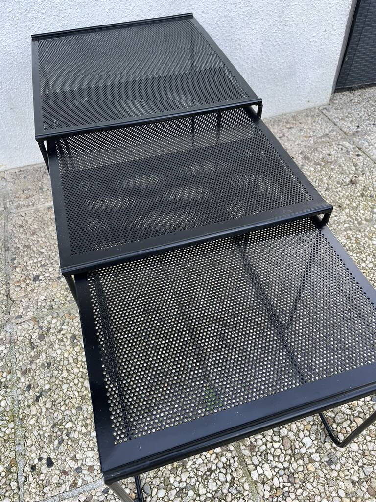 Minimalist nesting table