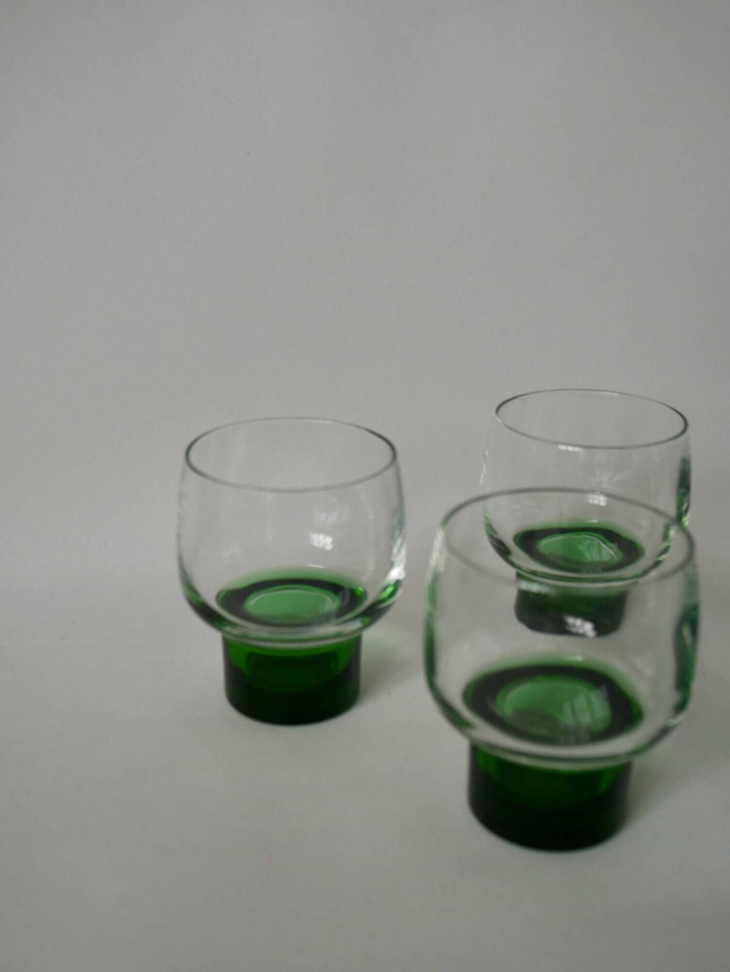 Set of 6 designer wine glasses with green feet from the 70s