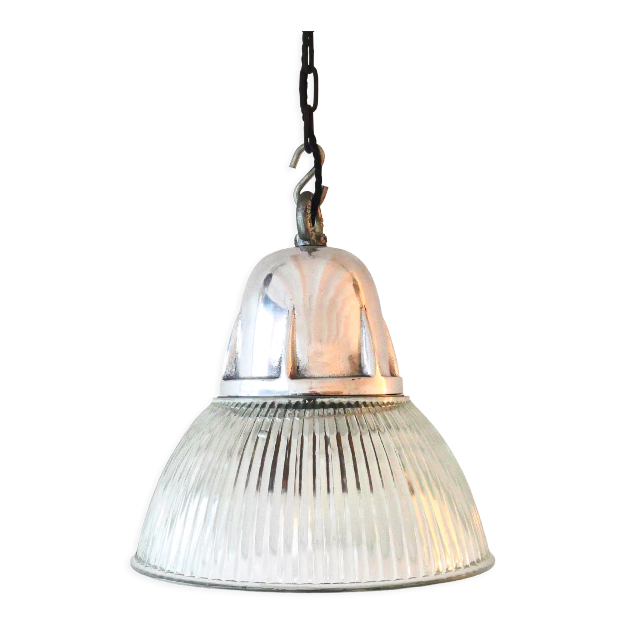 Suspension in ridged glass and support in polished cast aluminum