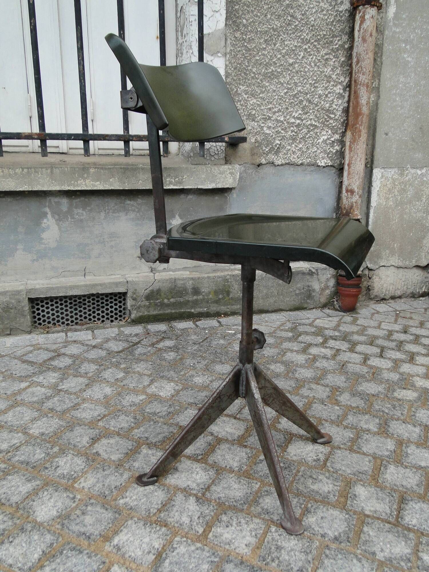 Chaise d atelier vintage Odelberg et Olson Suéde 1950 en bakélite