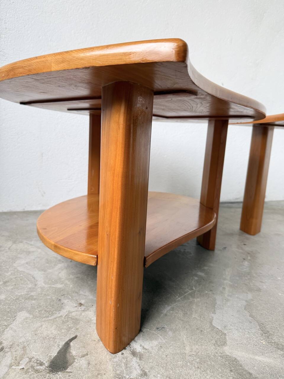 Tables basses en orme formant une goutte