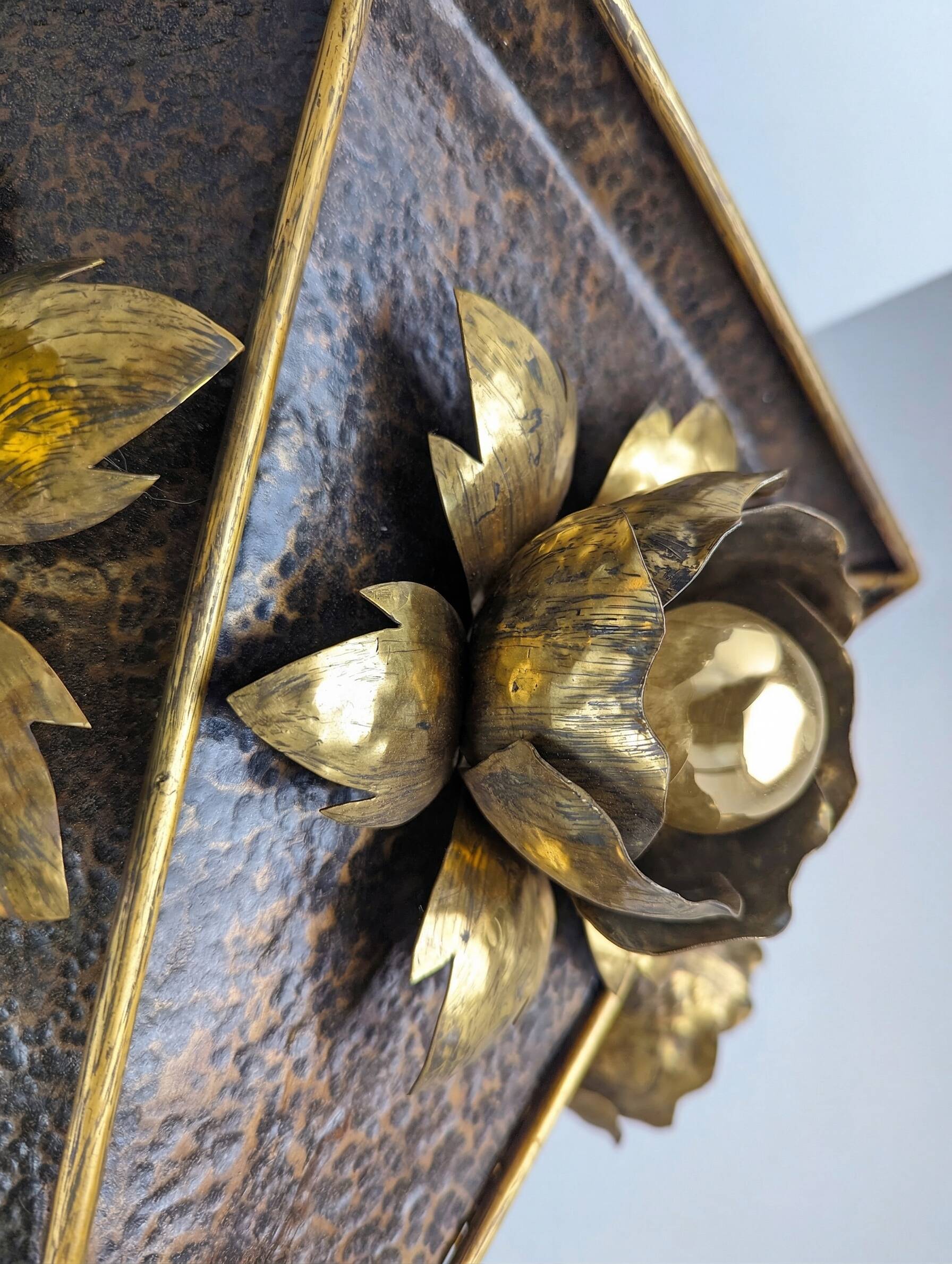 Lampe de plafond en laiton floral dans le style de Hans Kögl, Allemagne, années 1970.