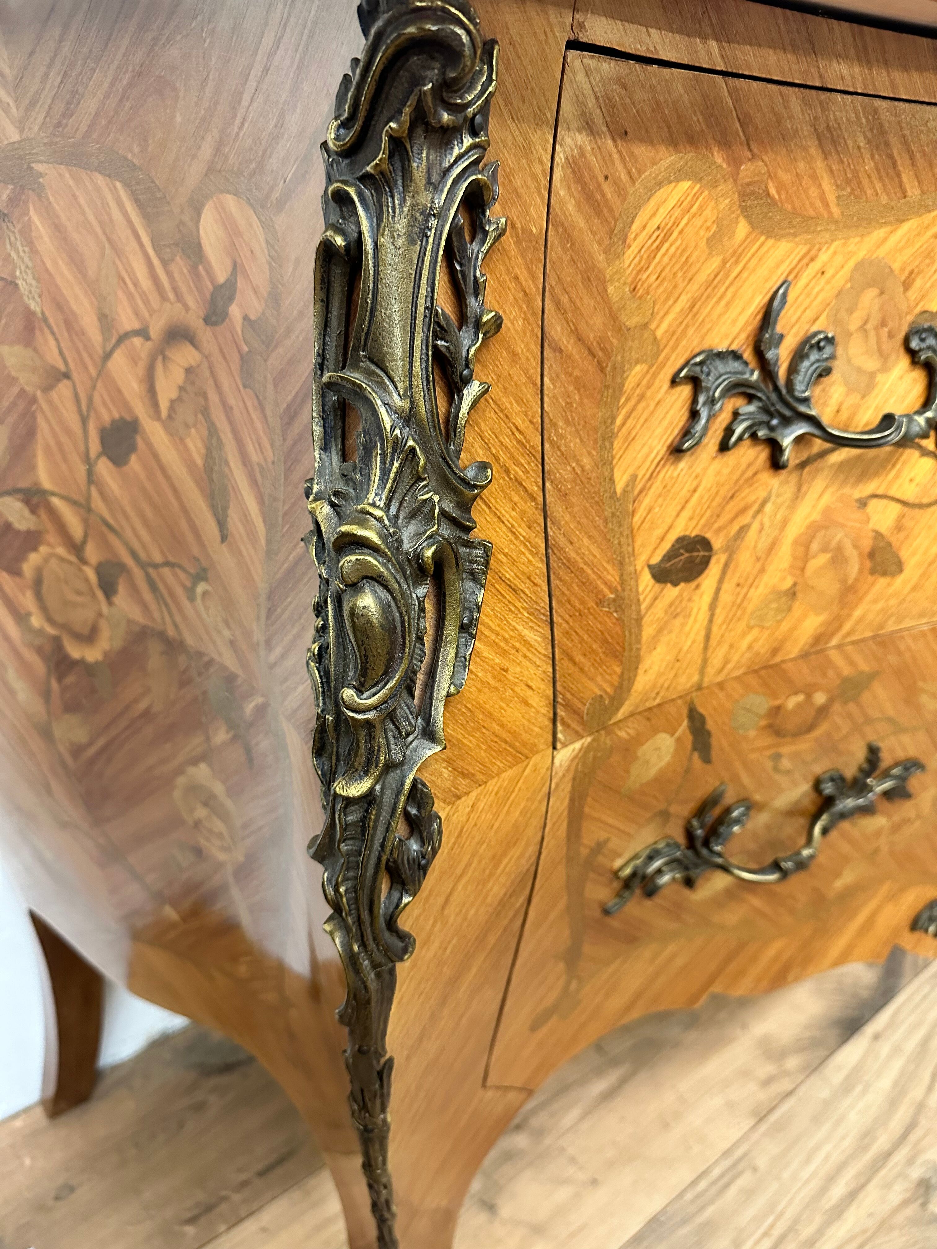 Commode galbé de style louis XV