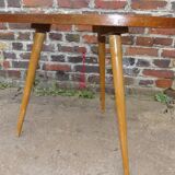 Table d'appoint 1950 de forme libre en bois clair pied fuseau compas