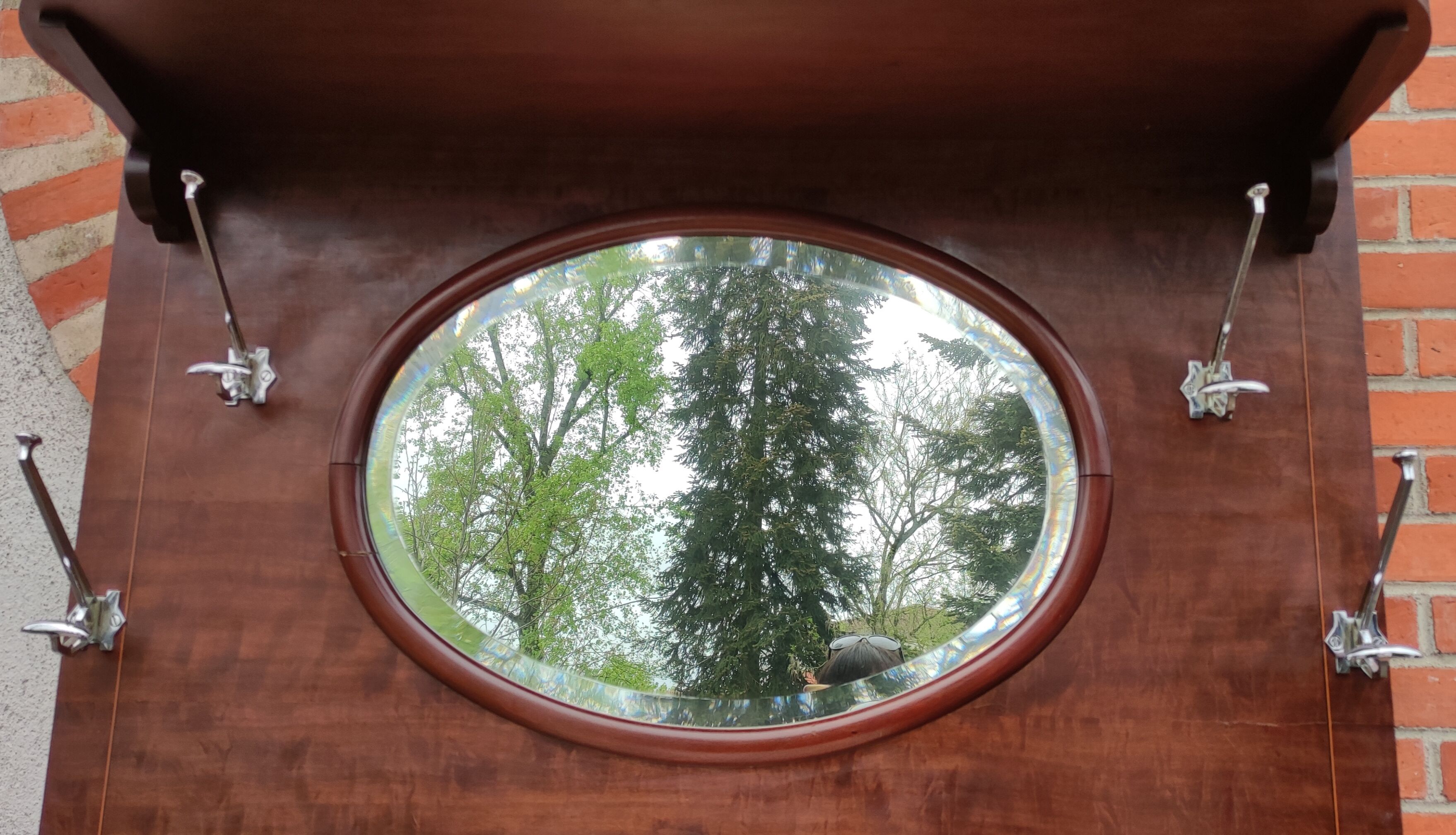 Art deco entrance cloakroom