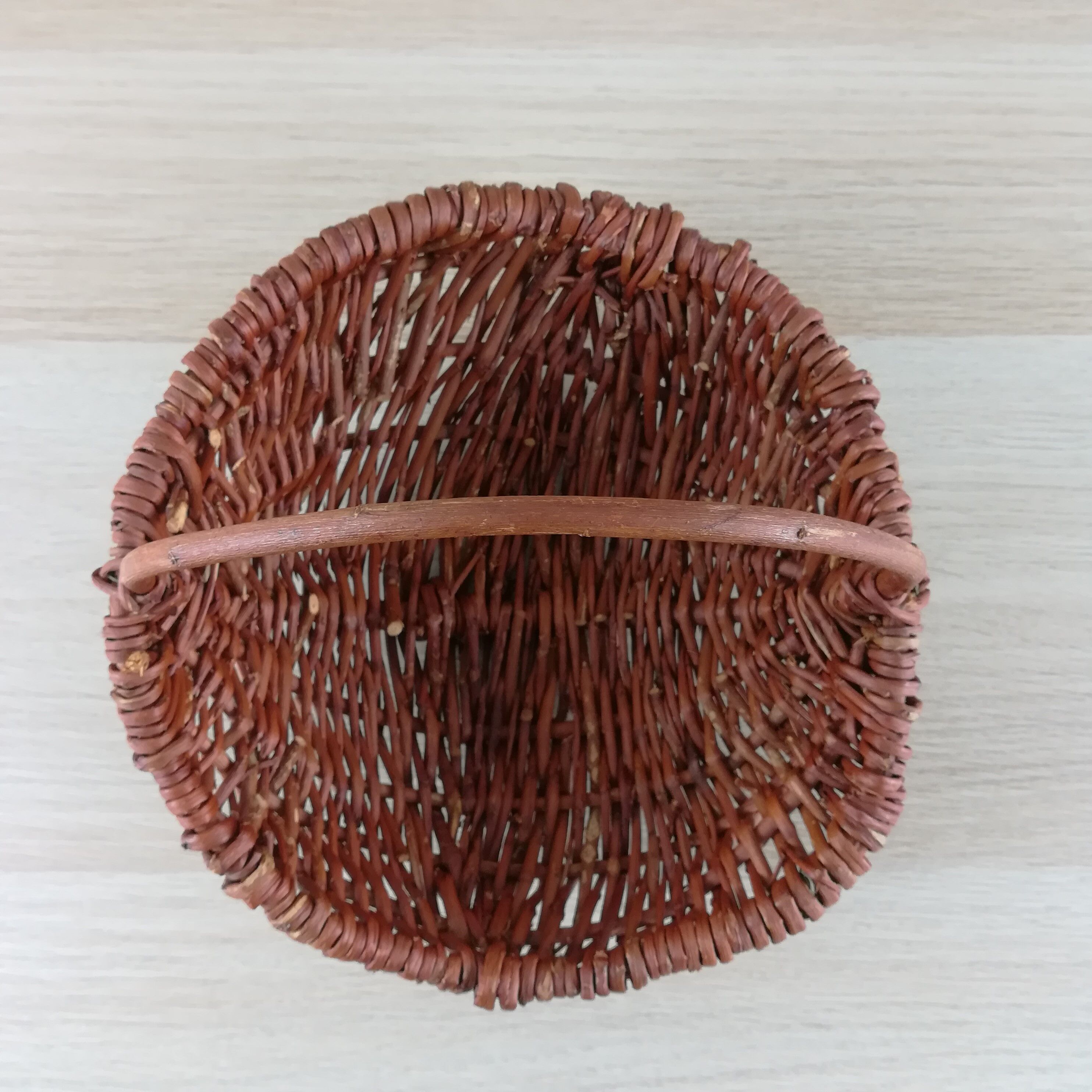 Panier en osier tressé