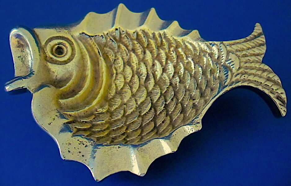 "Vintage" ashtray in bronze with golden natural patina representing a fish
