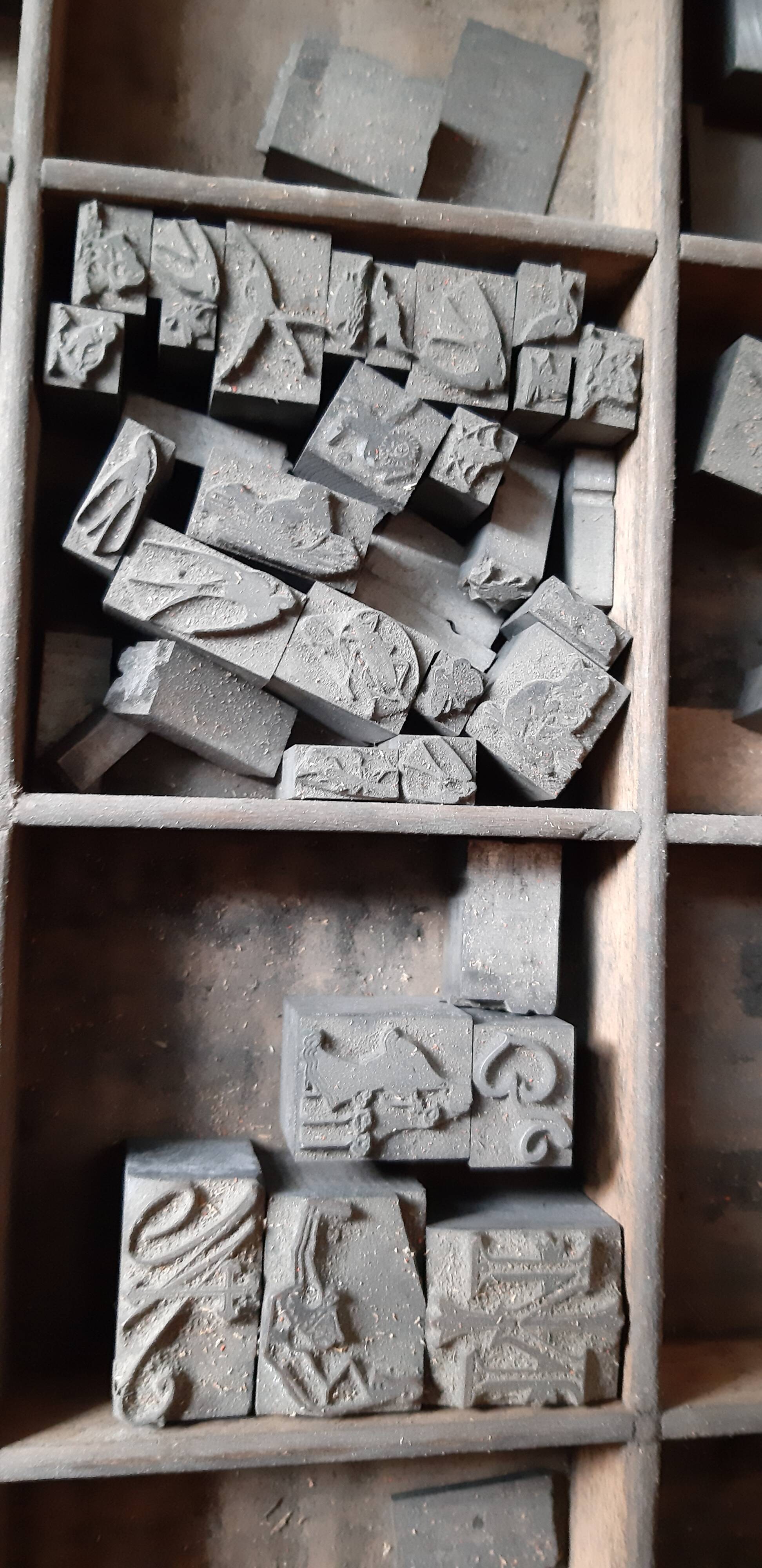 Printing cabinet 16 drawers with these lead letters