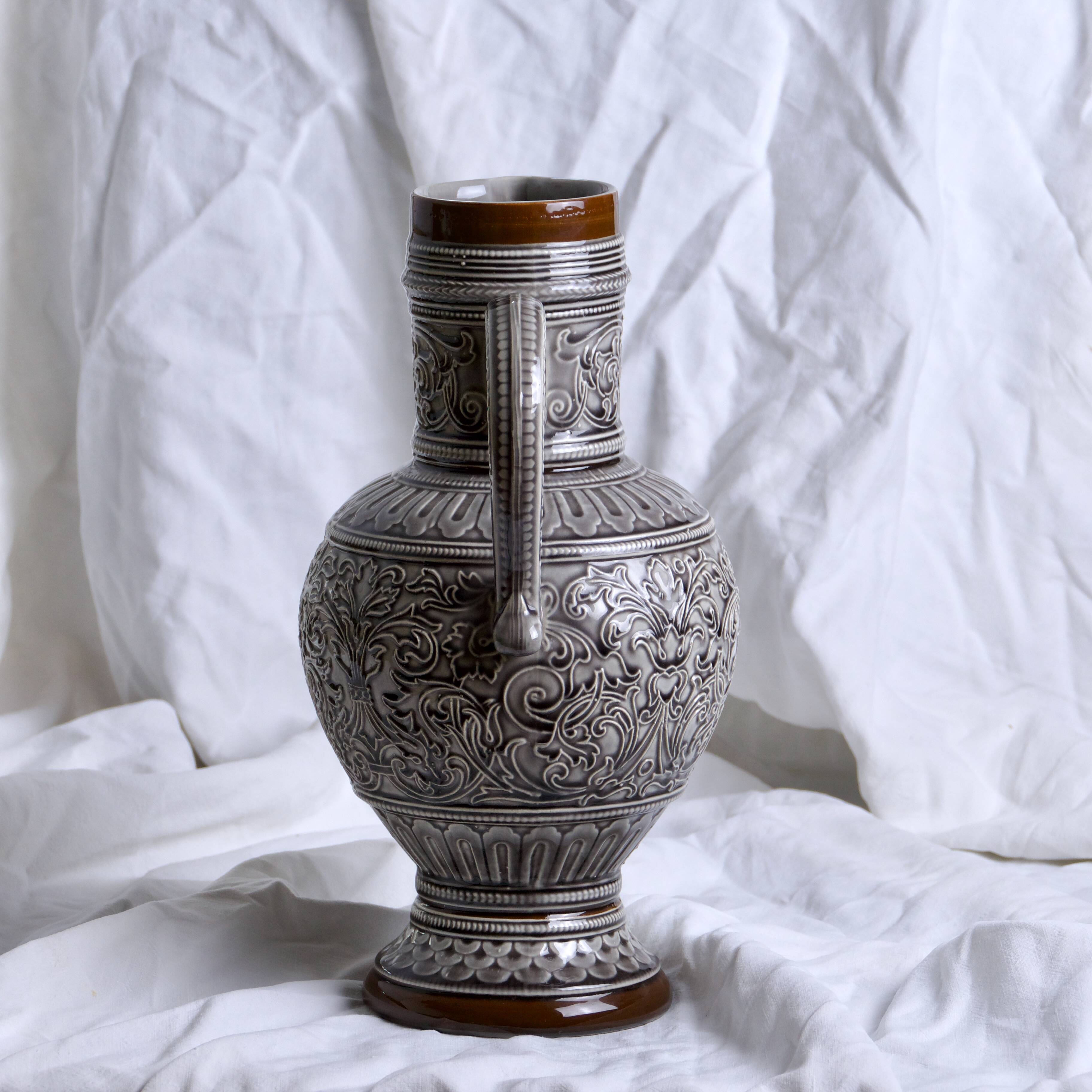 Large 19th century (1840) barbotine carafe / vase with prow head