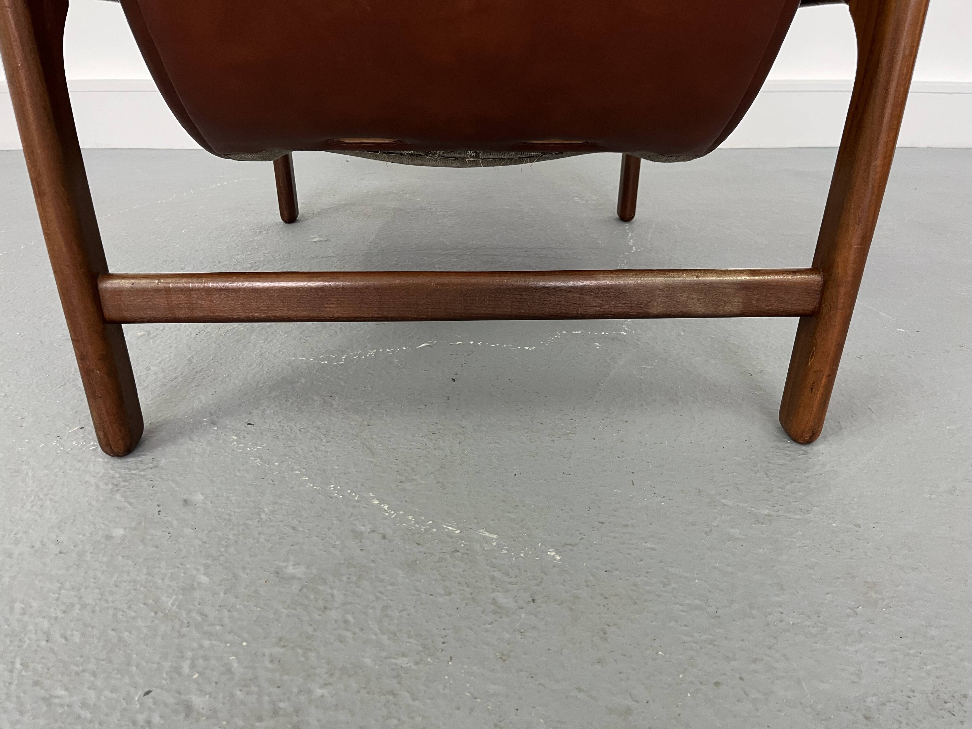 Fauteuil en teck et cuir années 1960