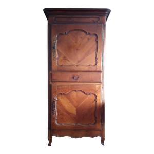 Bonnetière cabinet homme debout