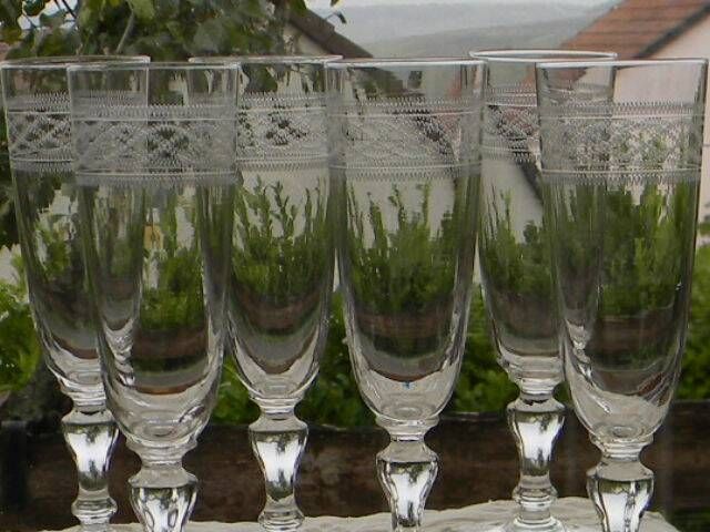 Set of 6 antique crystal champagne flutes. Engraved frieze.