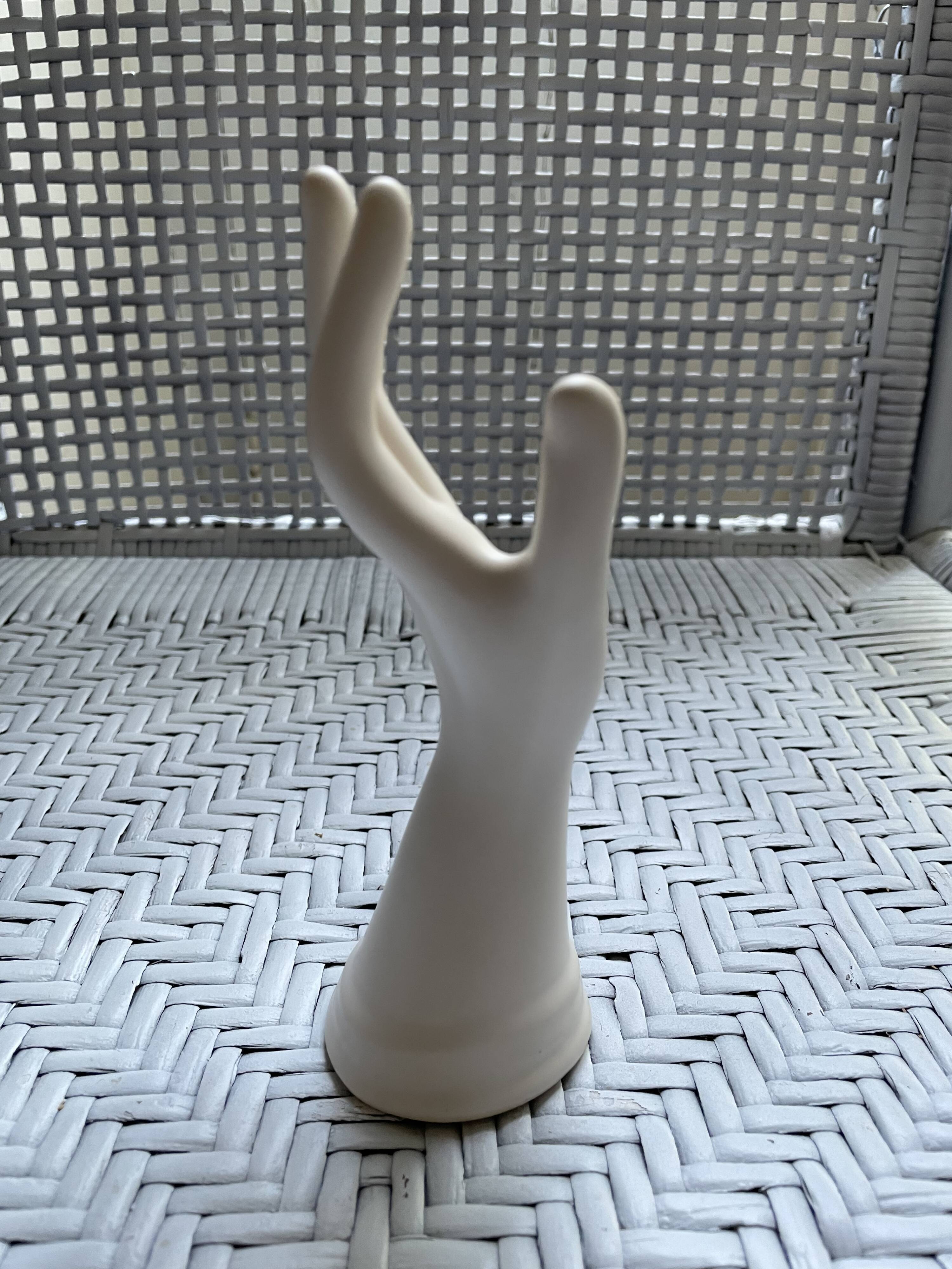 Hand white ceramic baguier H16