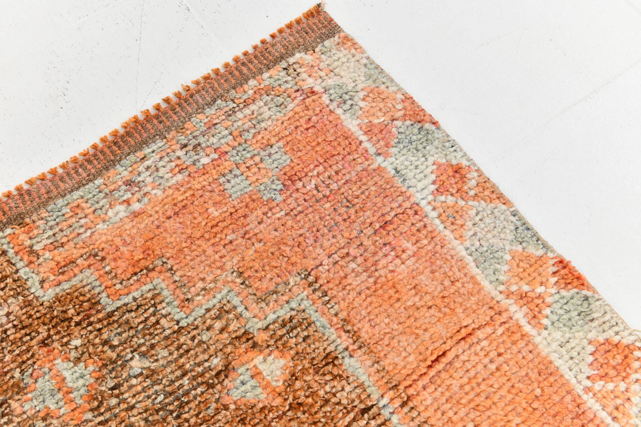 Tapis runner vintage anatolien, tons terre cuite, orange doux et gris clair