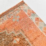 Tapis runner vintage anatolien, tons terre cuite, orange doux et gris clair