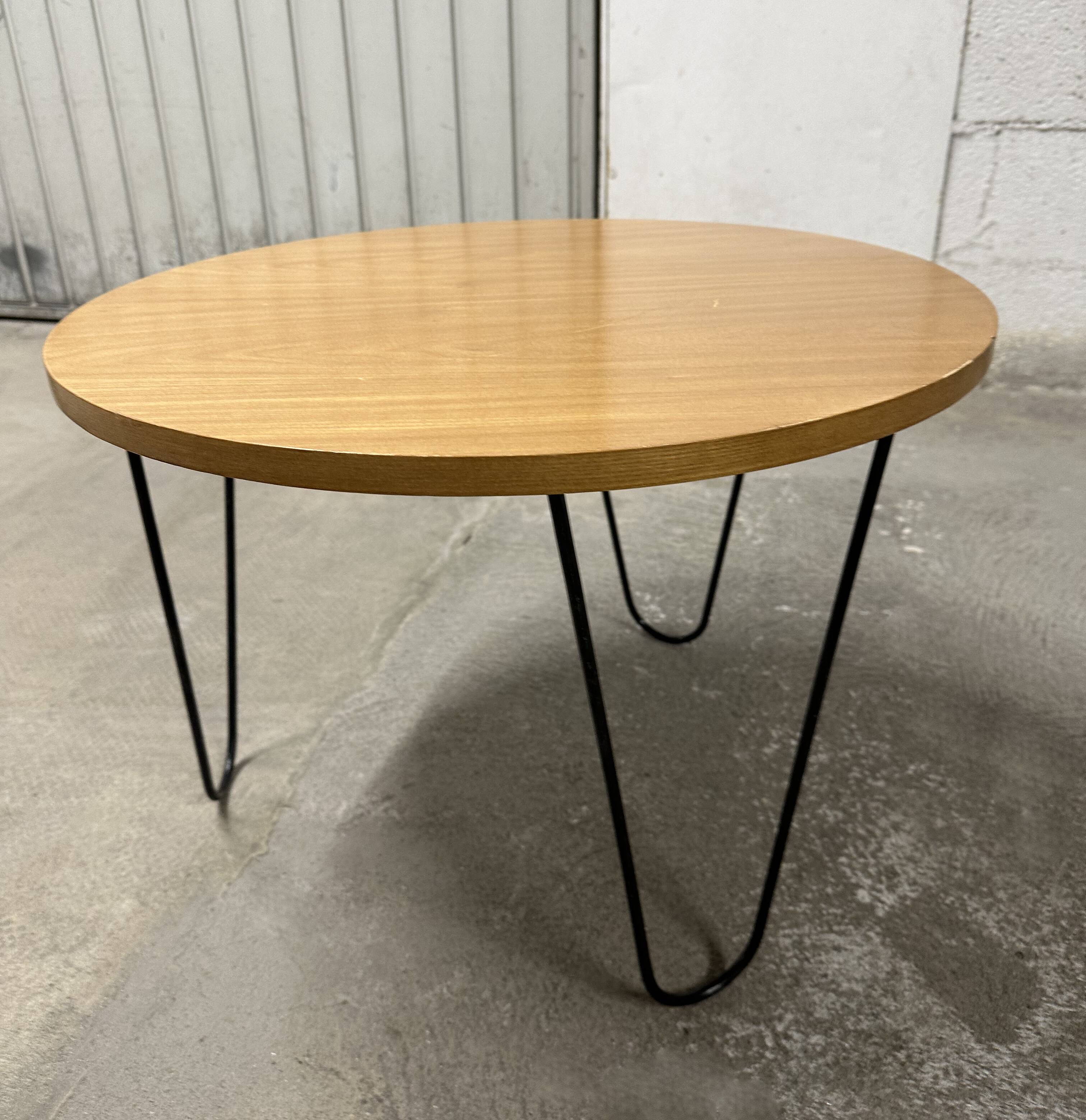 Table basse années 60 pieds épingles et plateau chêne massif