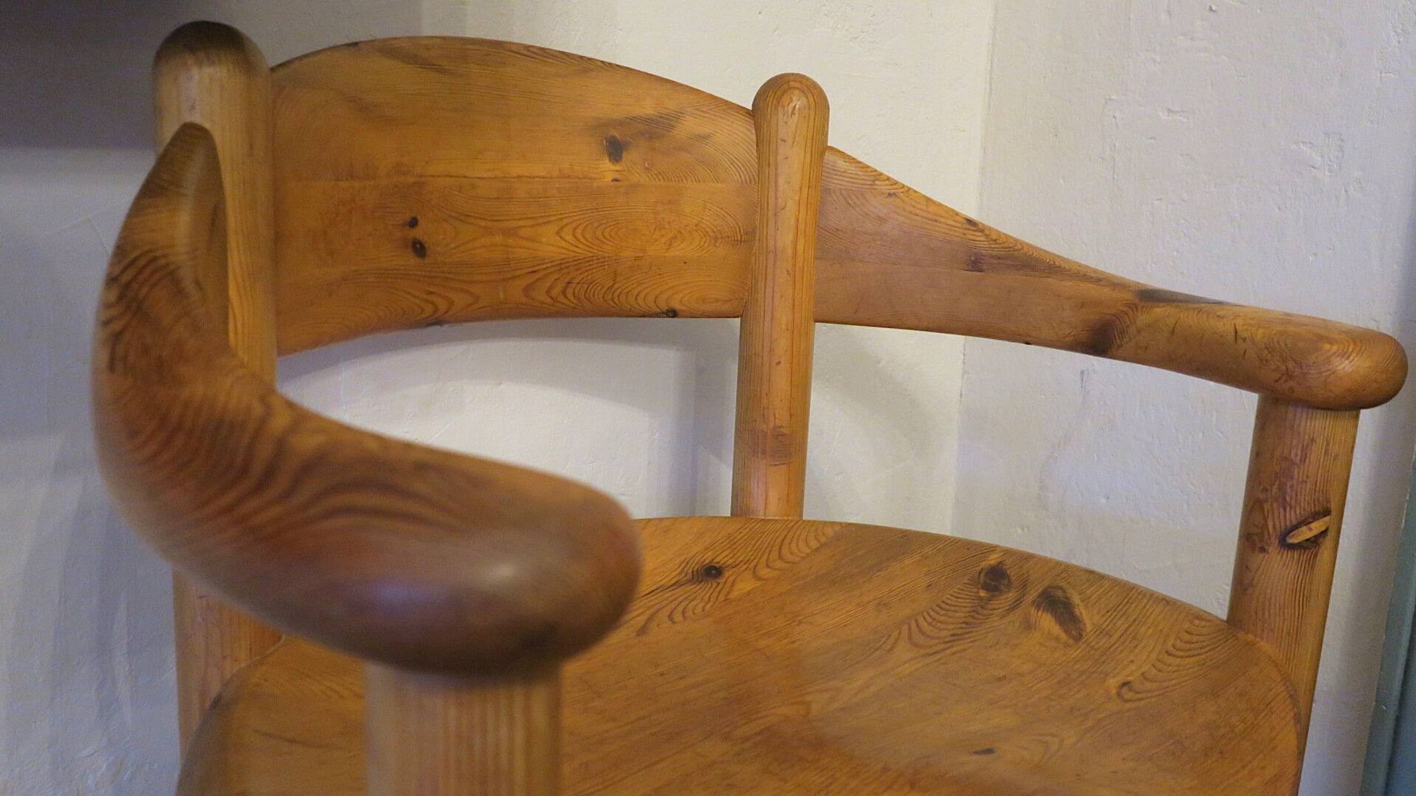 Paire de fauteuils et table en pin patiné Rainer Daumiller attr., années 1960