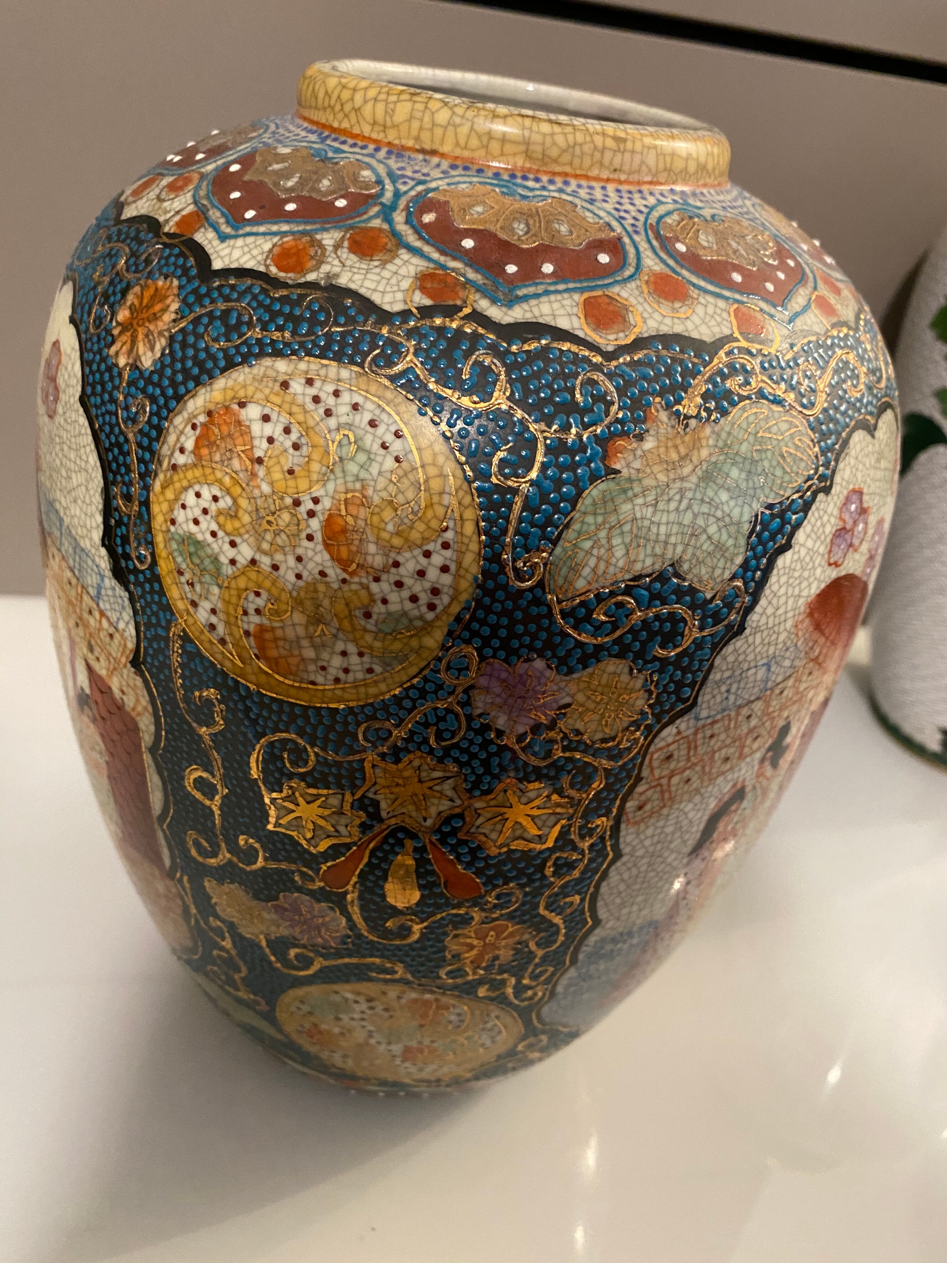 Ancient Chinese vase decorated with gold leaf very beautiful work