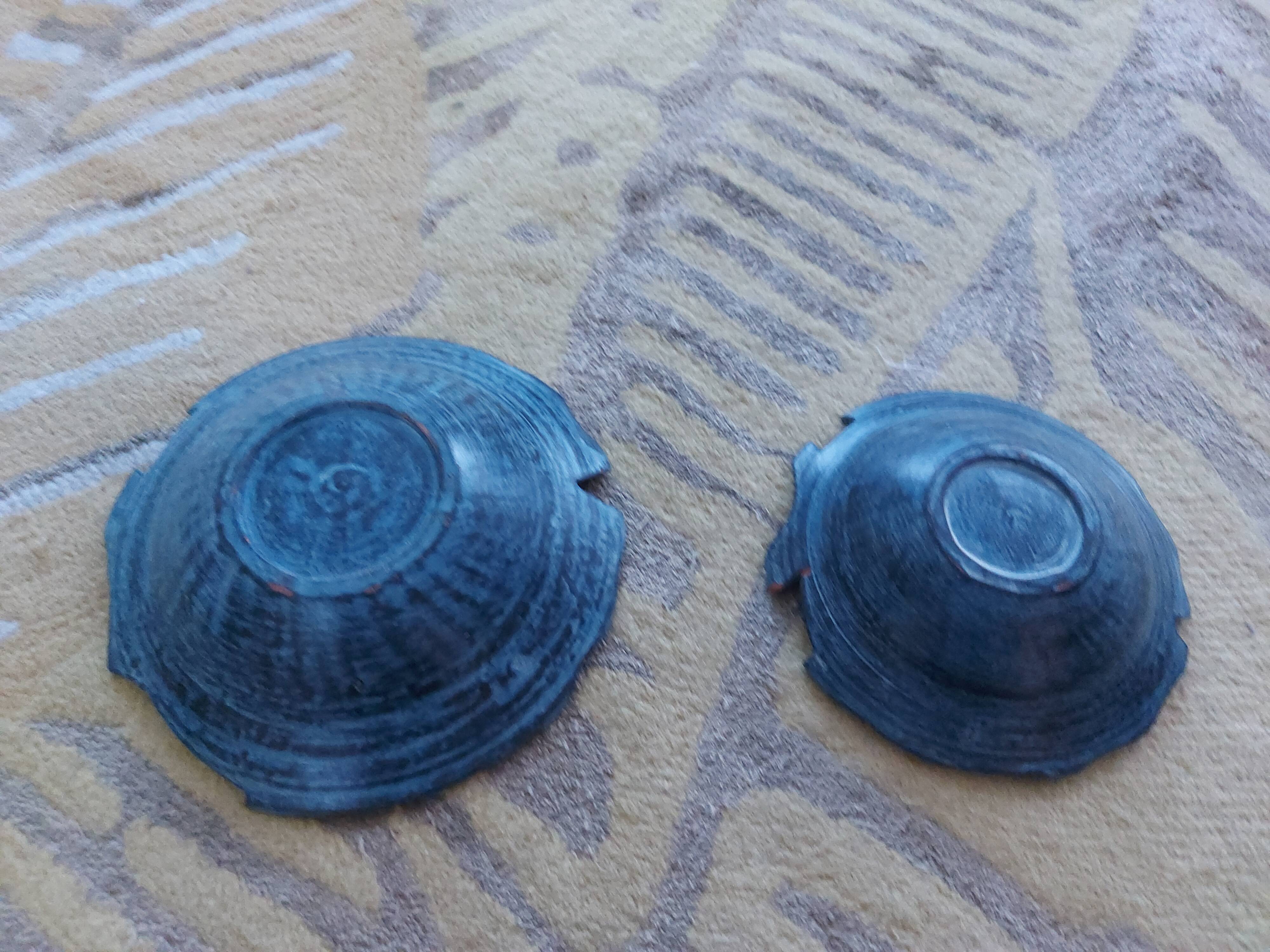 2 ceramic dishes decorated with fish (cups)