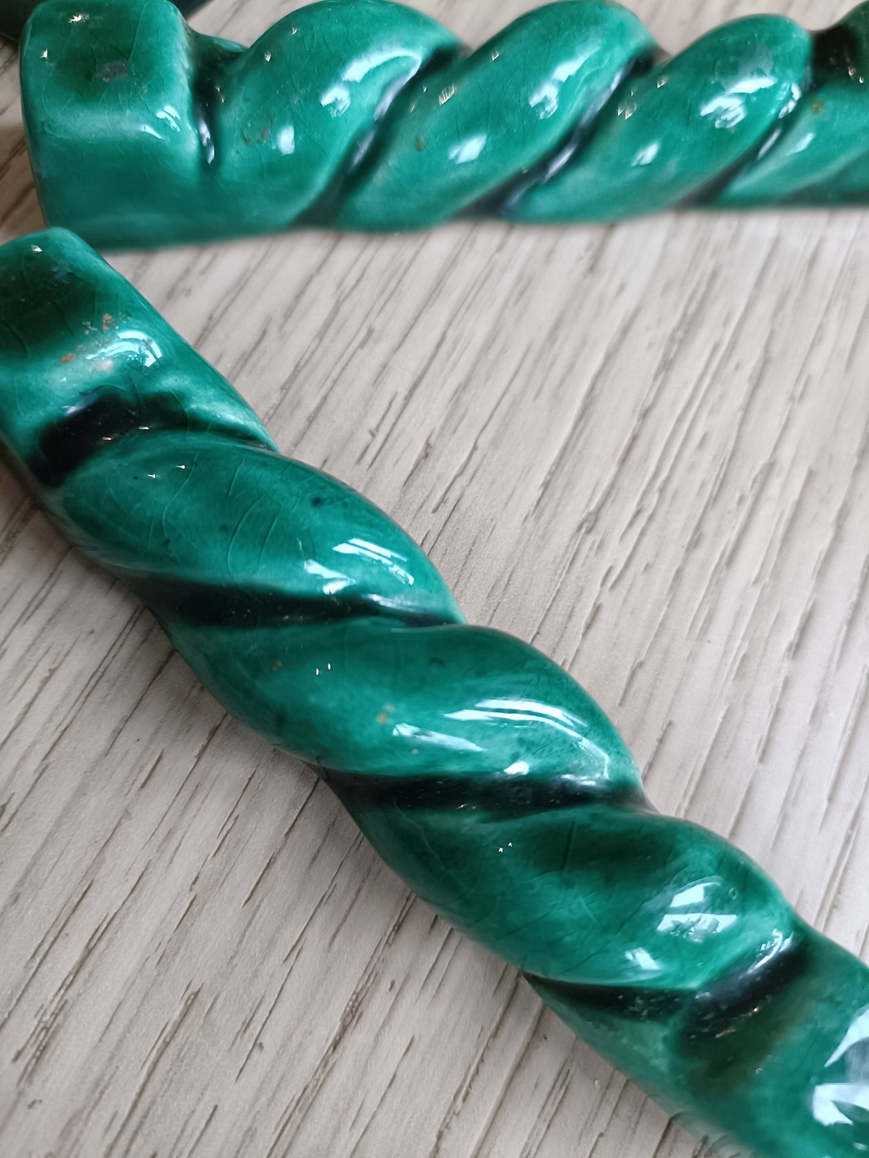 8 Green ceramic knife rests