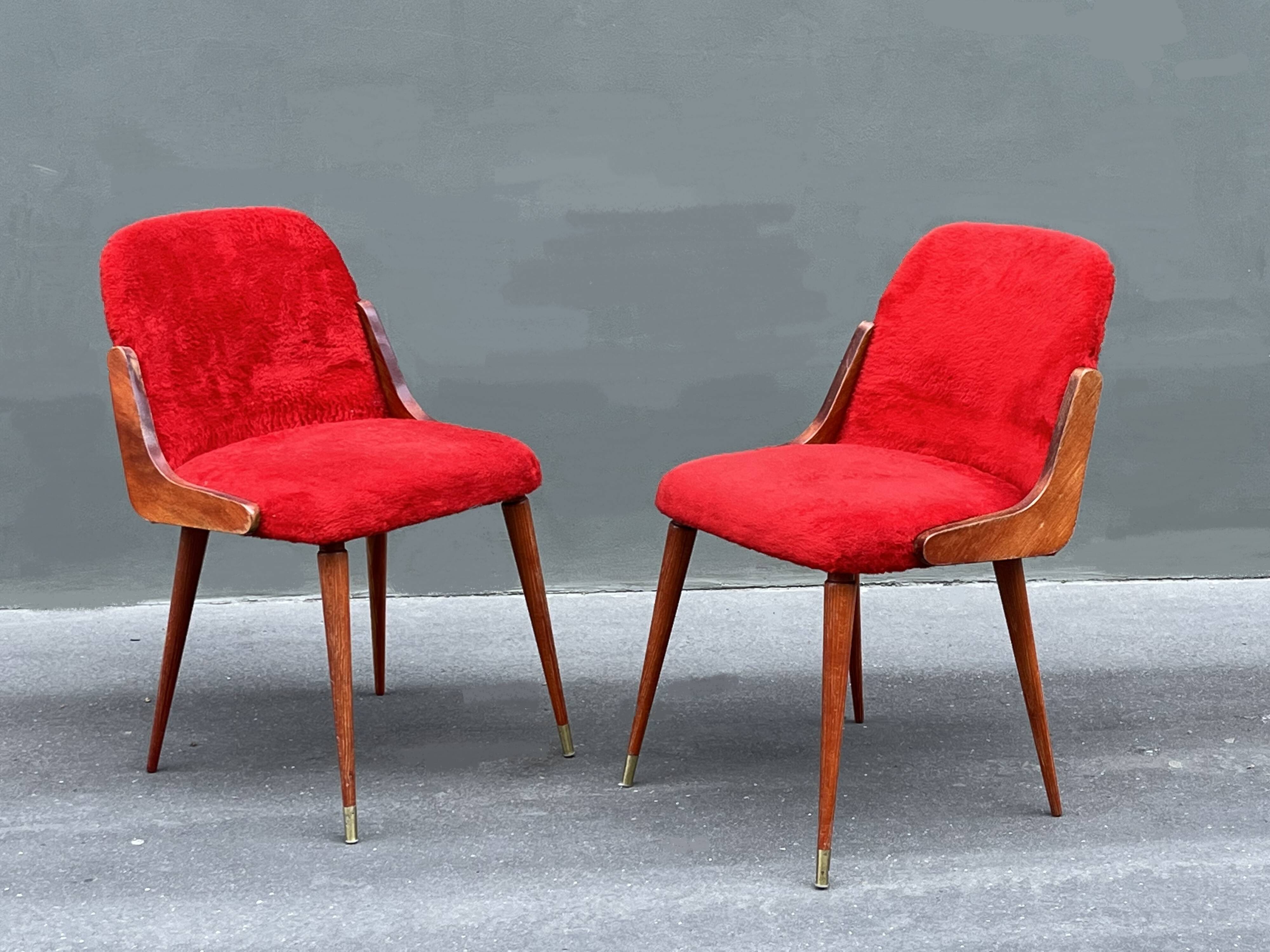 Pair of 1960s chairs in sheepskin and varnished wood