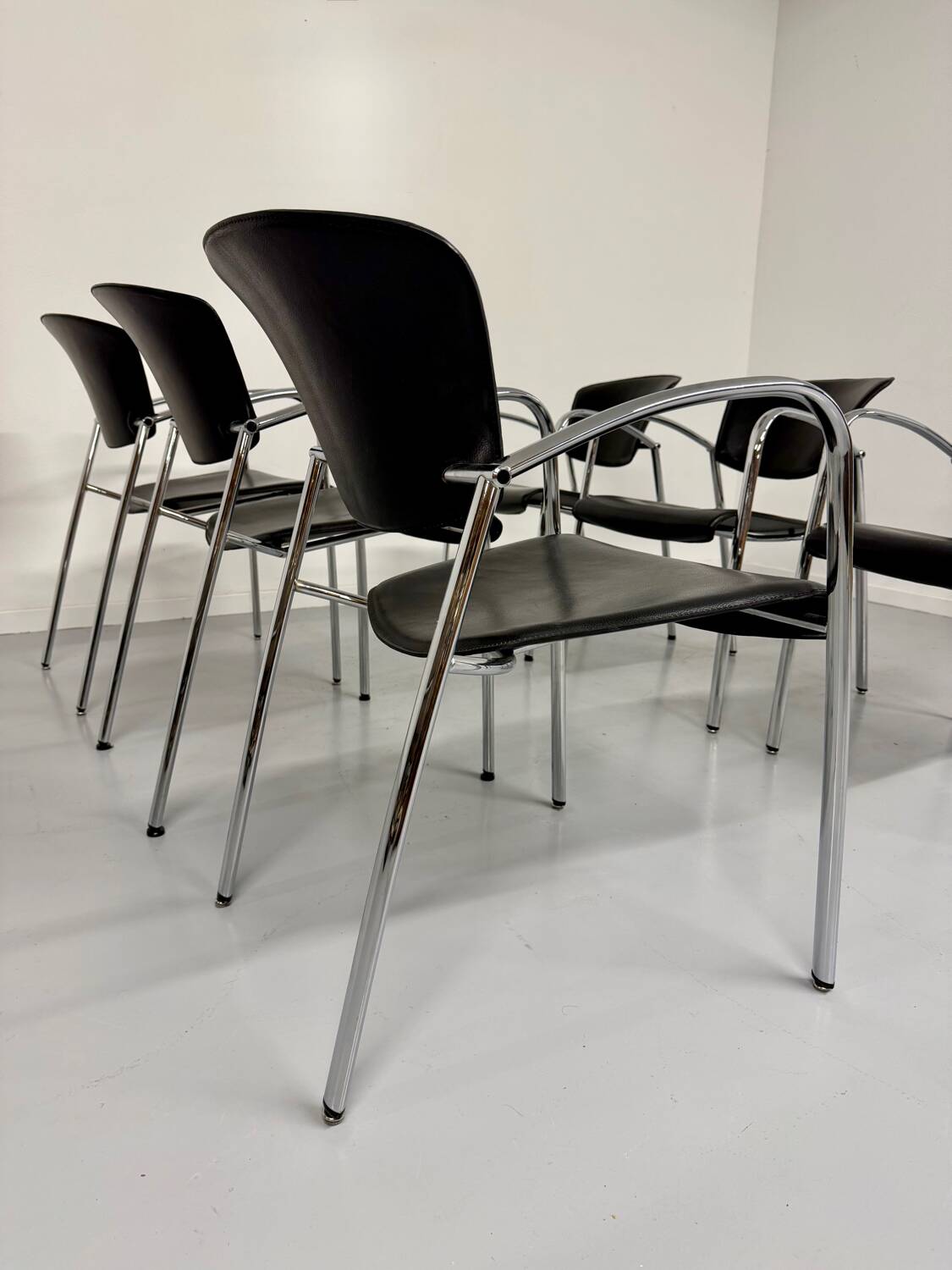6 black leather and chrome metal chairs Brayton International vintage sa