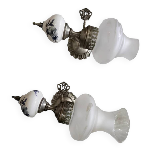 Paire d'appliques murales vintage en laiton, porcelaine et verre satiné