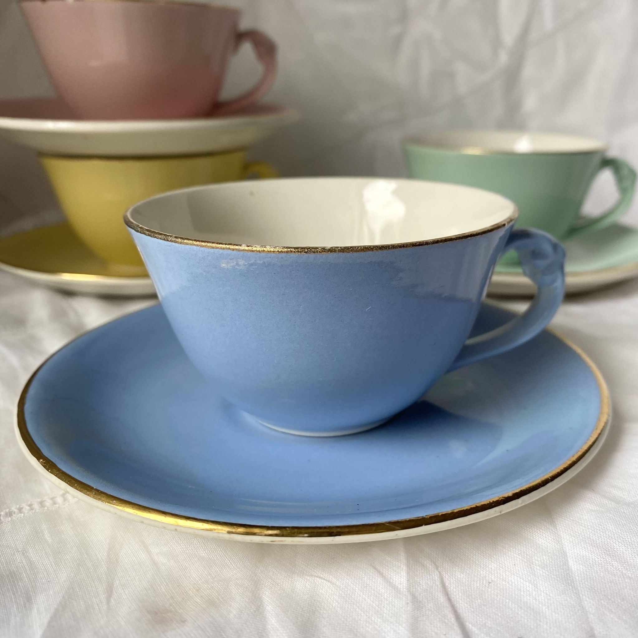 Tasses Moulin des loups  couleur pastel années 60