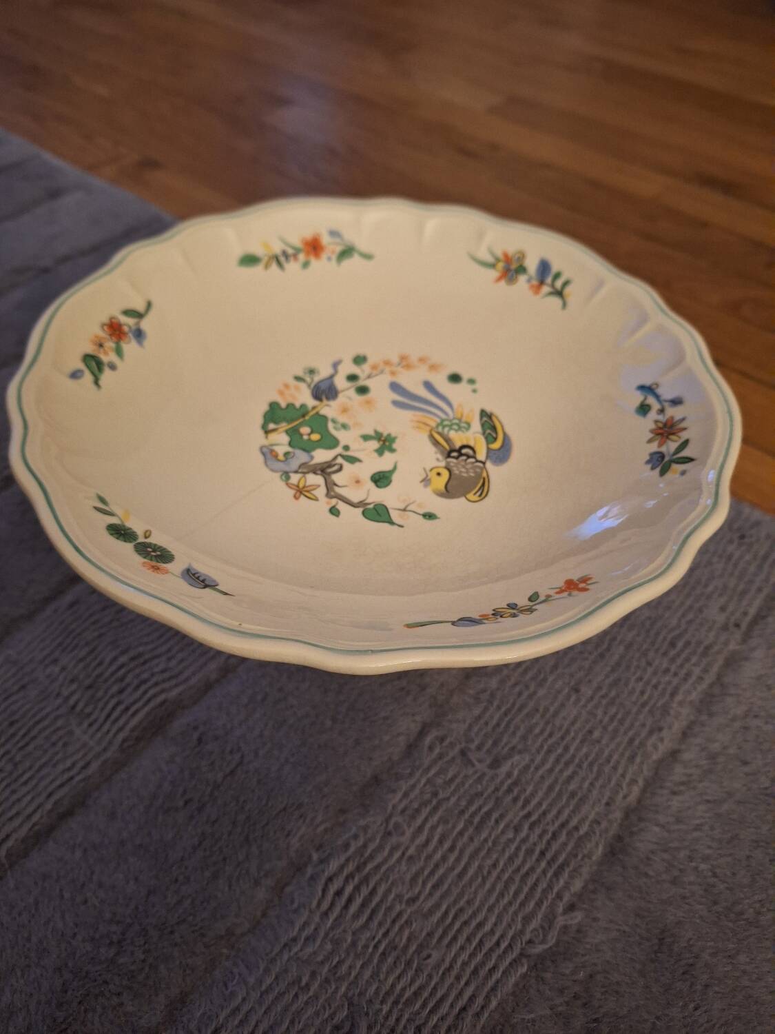 Presentation dish on earthenware foot