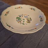 Presentation dish on earthenware foot