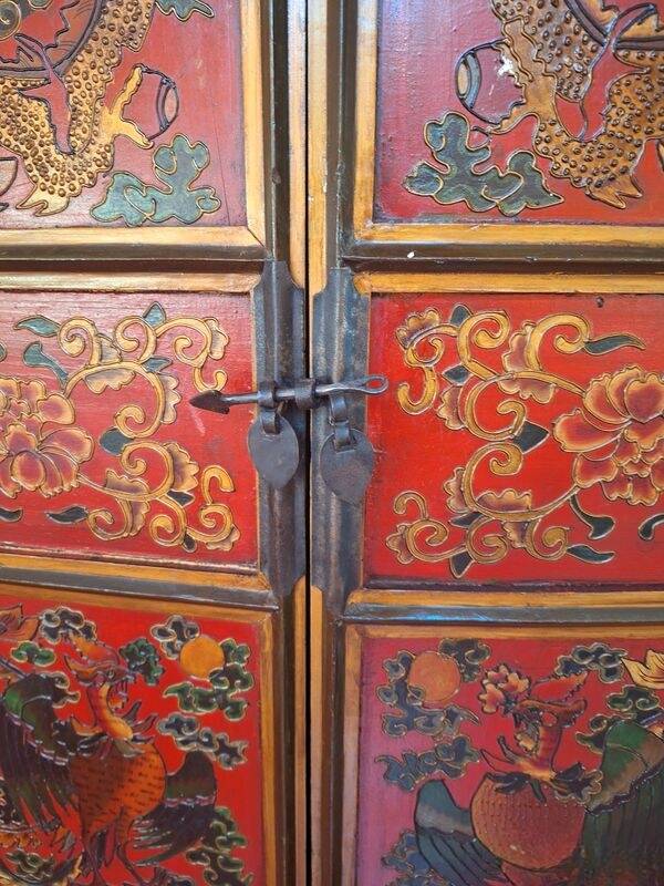 Meuble asiatique traditionnel rouge