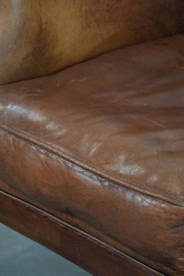 Fauteuil en cuir de mouton avec de belles couleurs et un siège confortable.