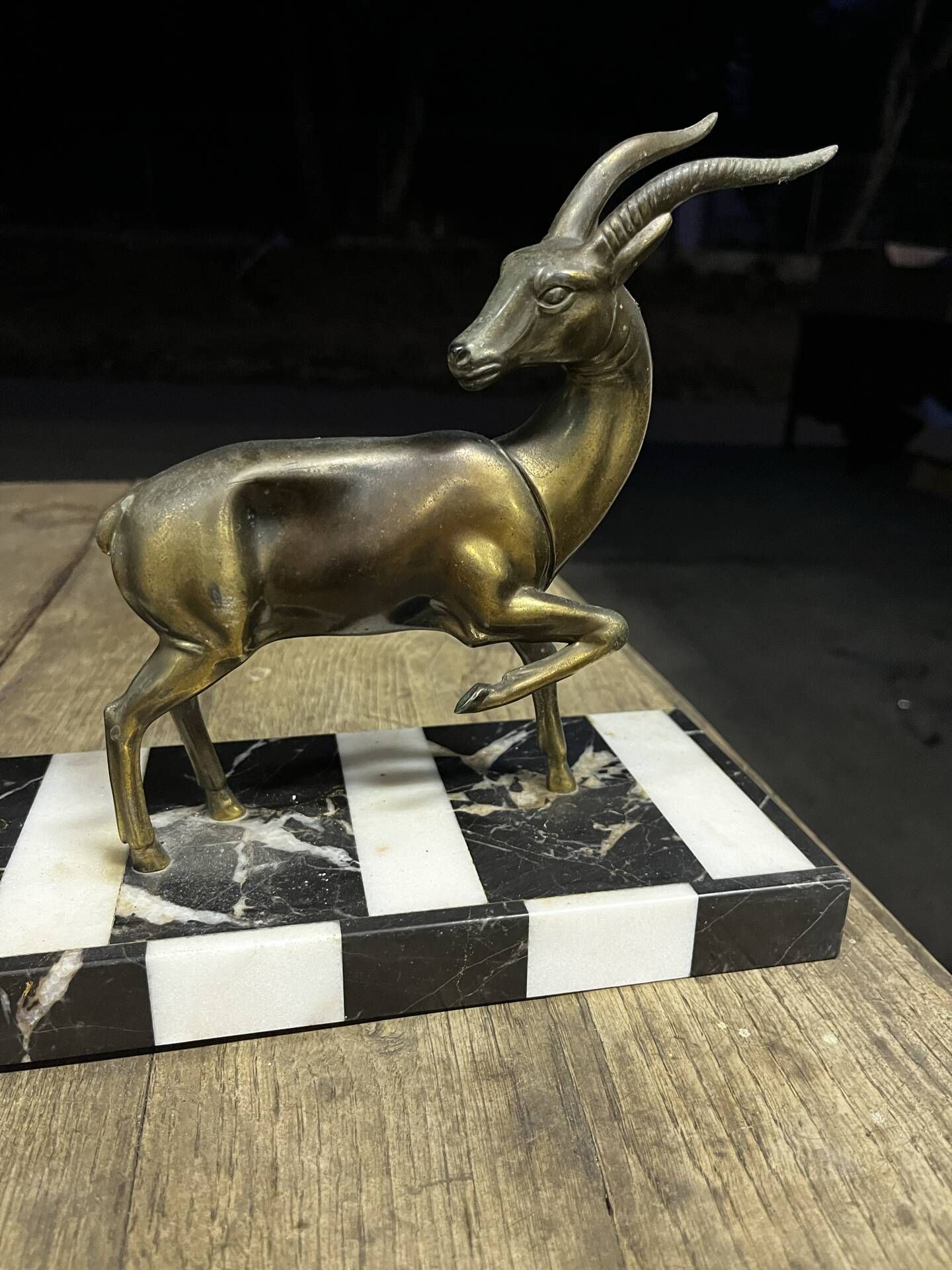 Bronze sculpture of a deer and doe in an Art Deco animal scene on a base.