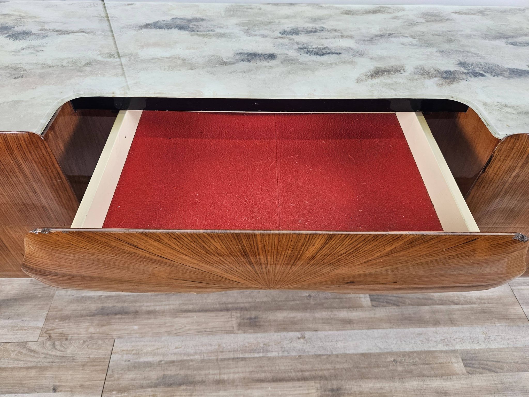 Mid-century drawer chest in mahogany, brass and glass.