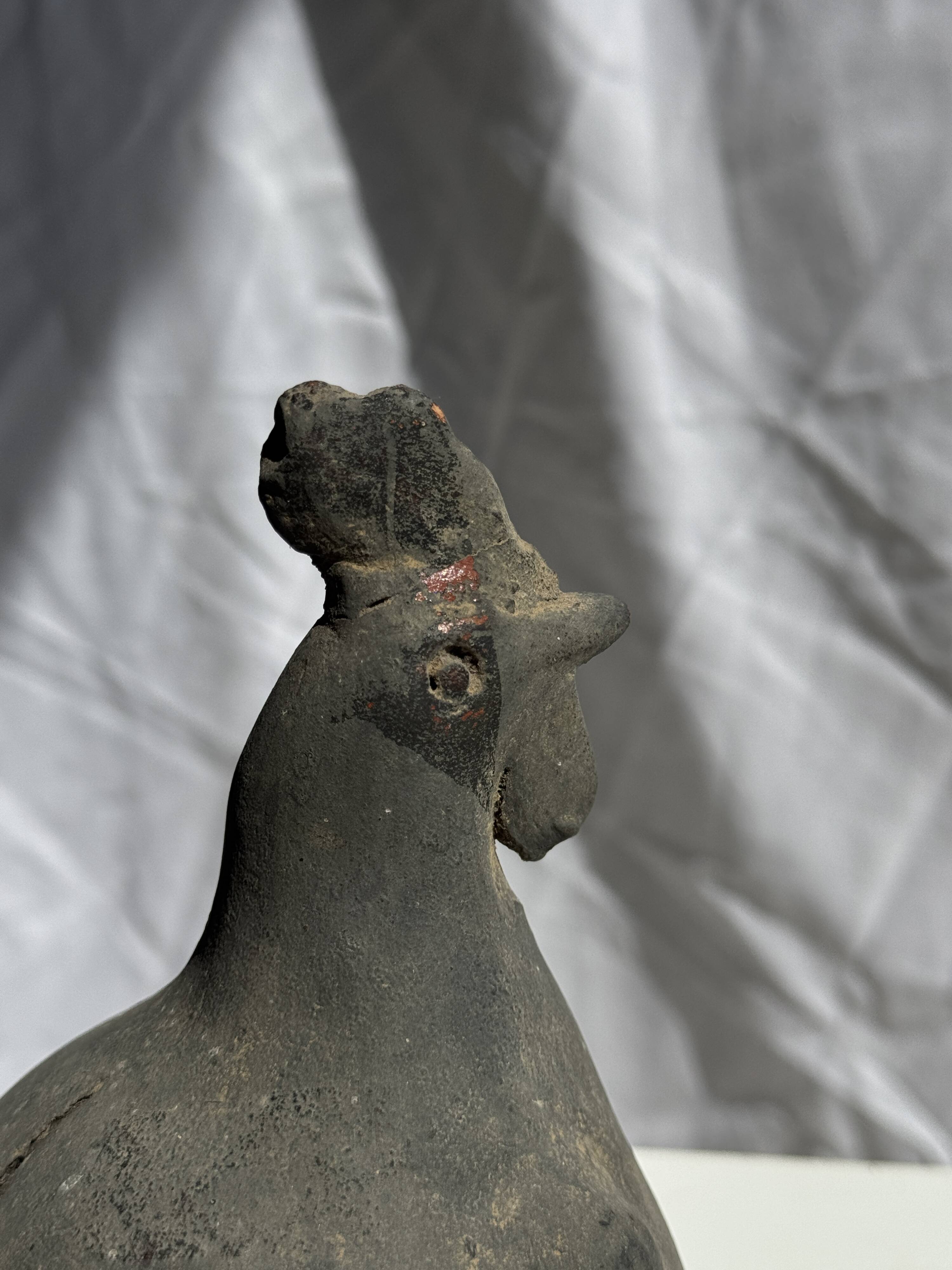 Petite poule en terre cuite, travail artisanal indonésien ancien H18