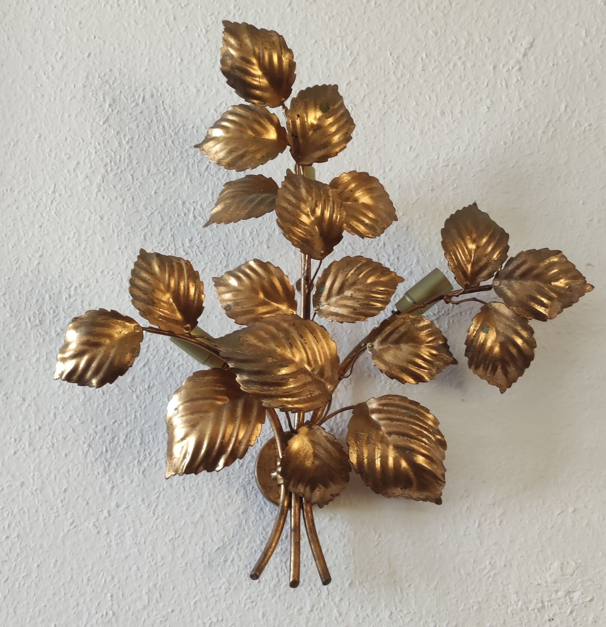Design wall lamp in gold metal