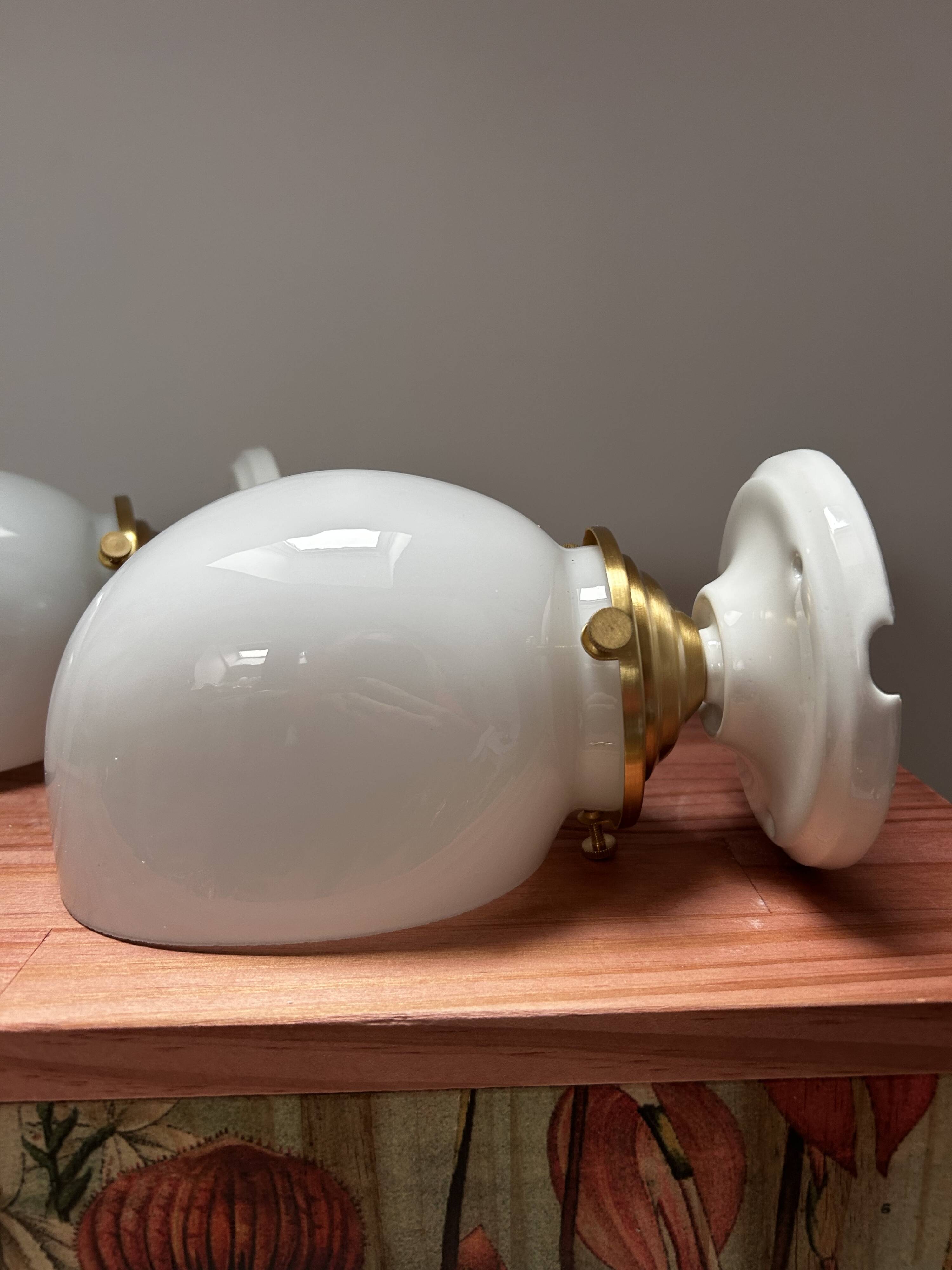 Paire d’appliques vintage en opaline blanche