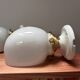 Paire d’appliques vintage en opaline blanche