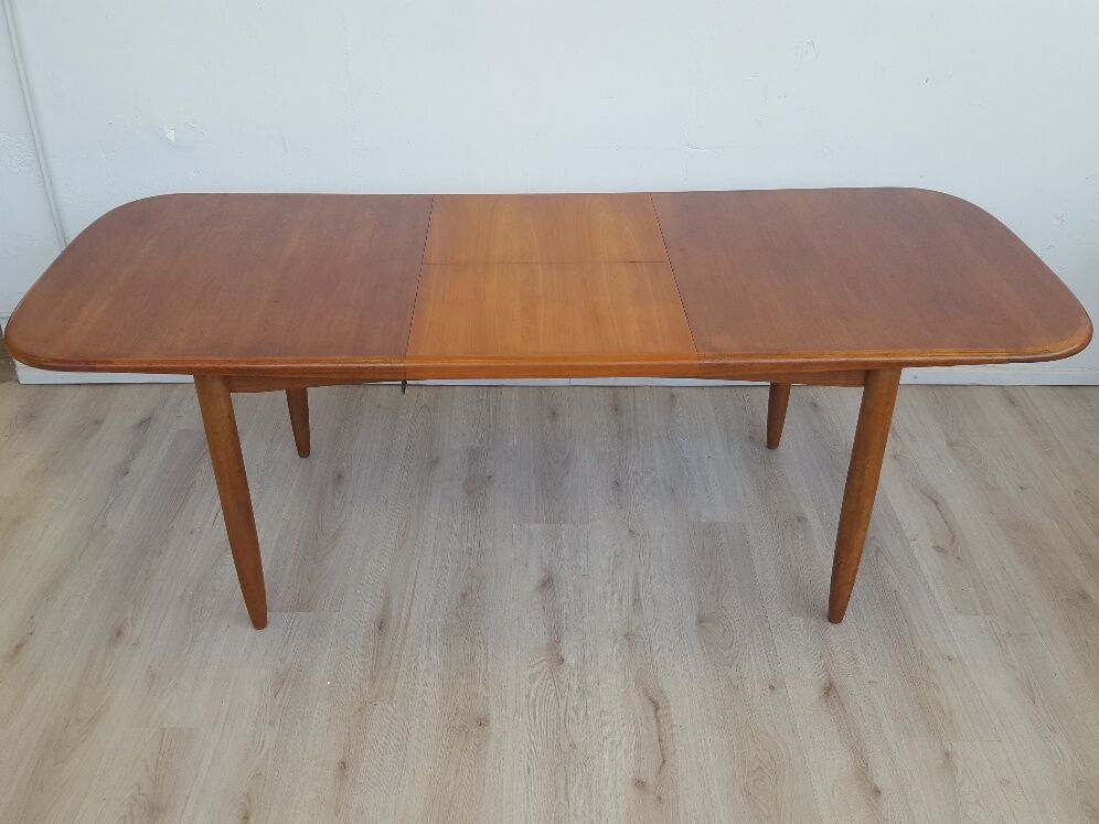 Extendable teak table