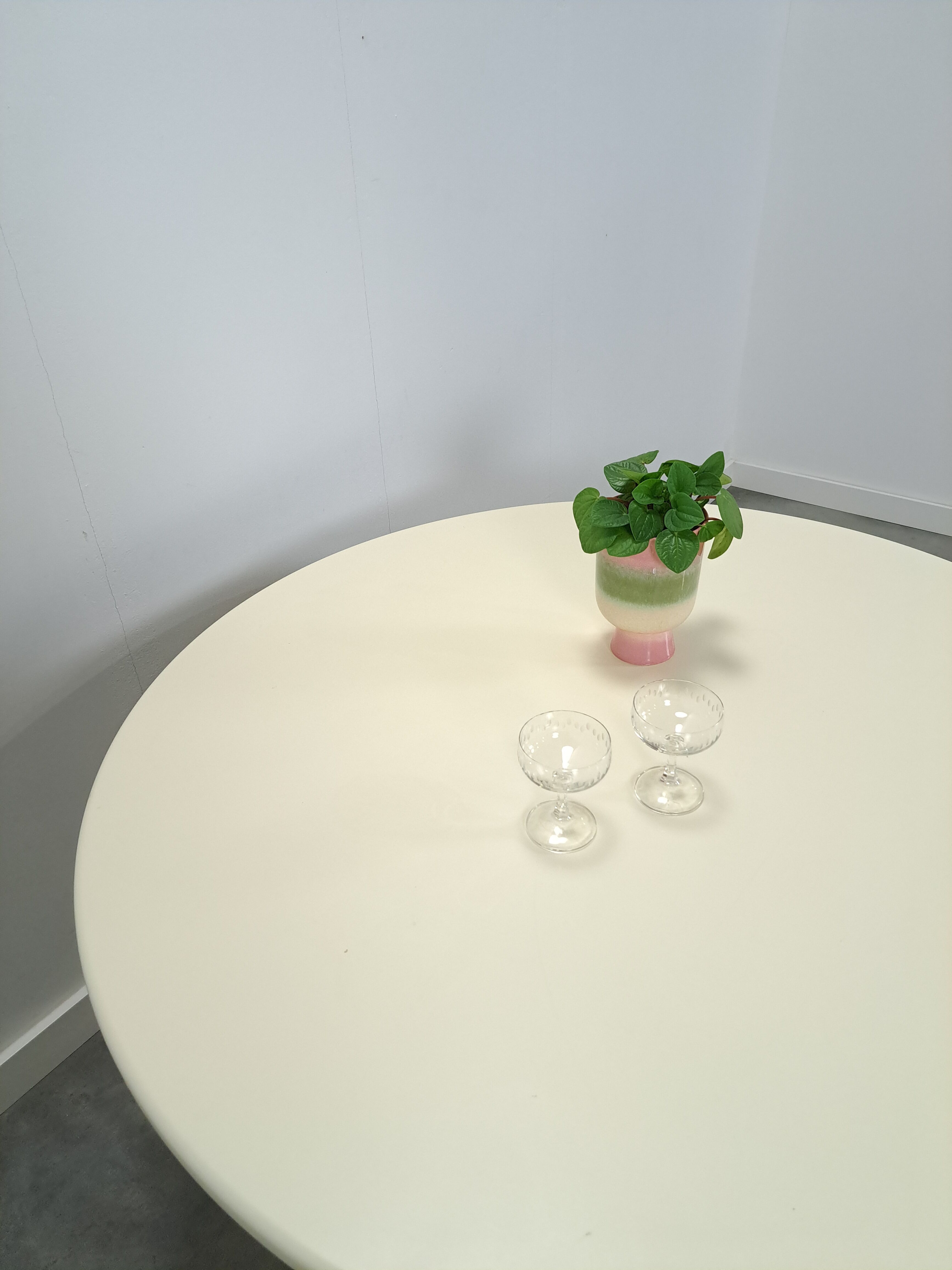 Ronde creme eettafel met geribbelde poot