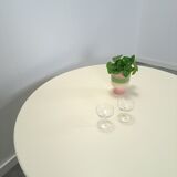 Ronde creme eettafel met geribbelde poot