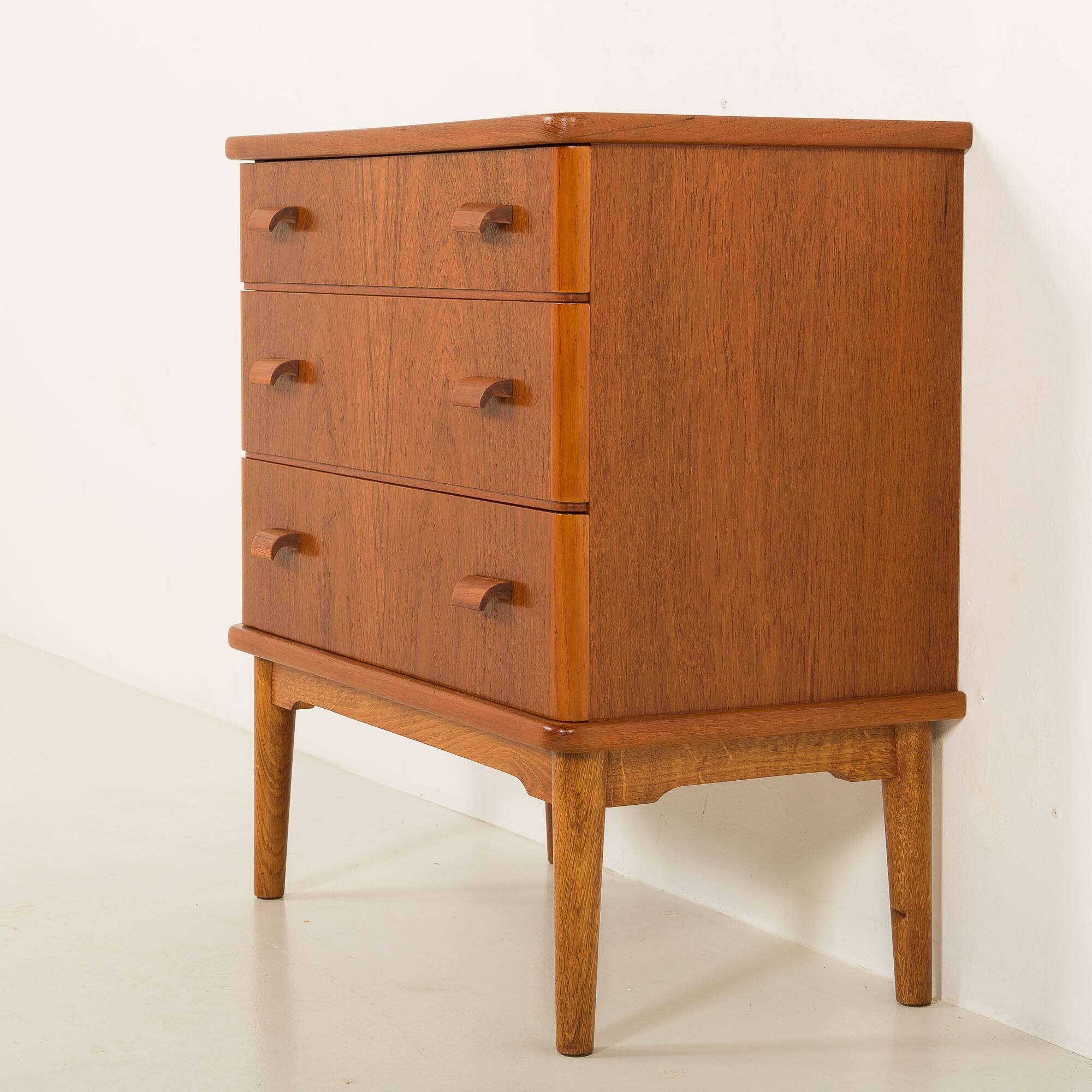 Petite commode danoise ou coffre d'entrée, années 1960