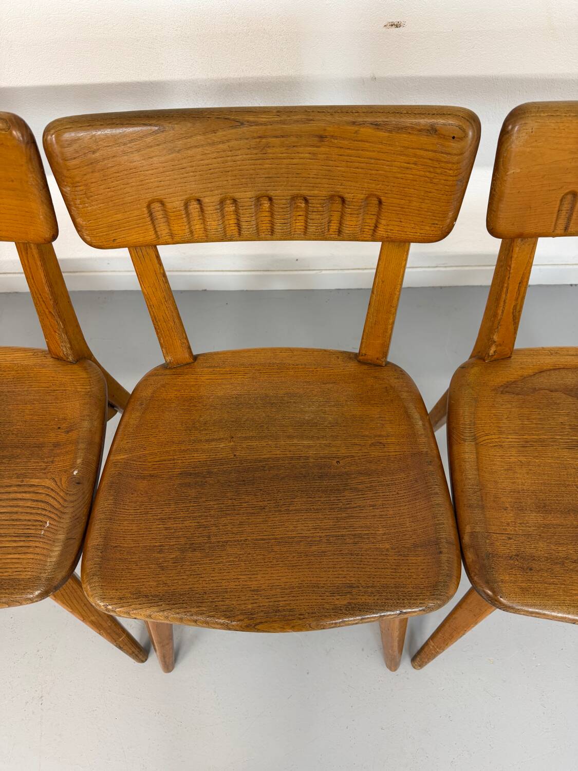 Set of 4 vintage solid oak chairs, 1960s design with sculpted backrest.