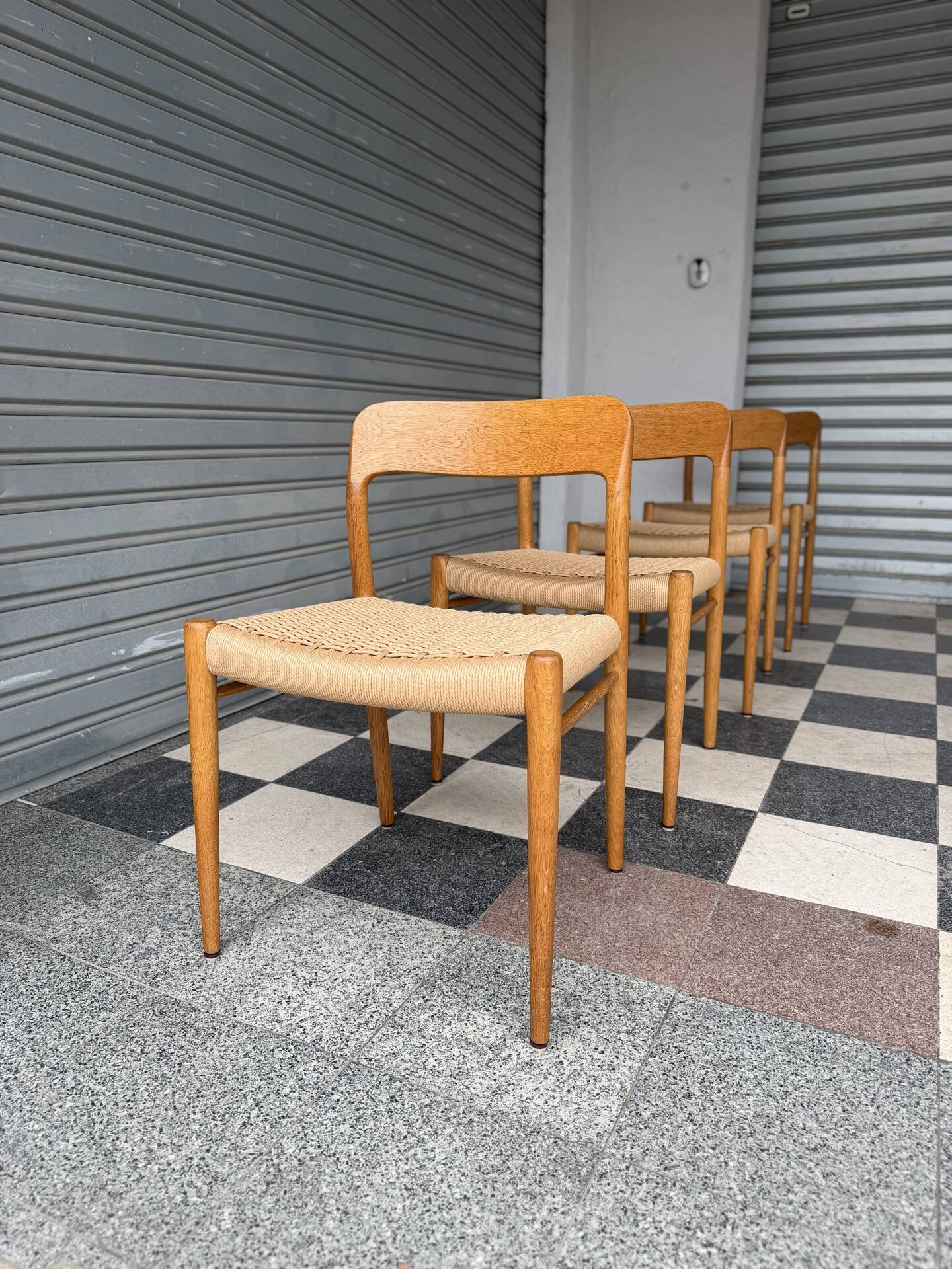 Set of 4 Møller 75 chairs in oak