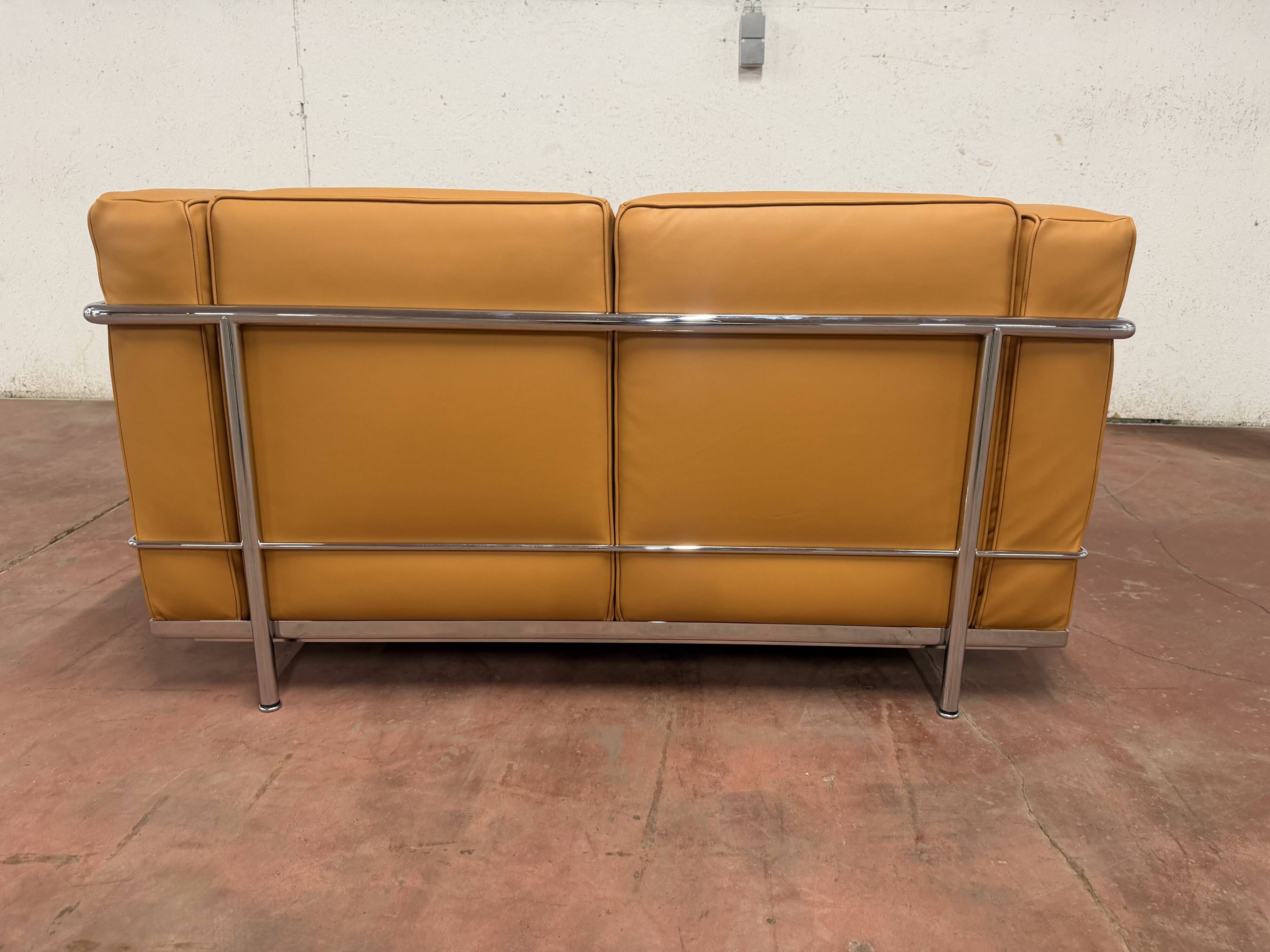 Original Cassina 2-seater Le Corbusier LC2 Cognac Camel leather IN NEW CONDITION!!